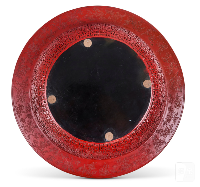 BASSIN EN LAQUE ROUGE À DÉCOR DE LOTUS ET CHAUVE-SOURIS AVEC DOUBLURE EN CUIVRE INCISÉ ET DORÉ  CHINE, DYNASTIE QING, ÉPOQUE QIANLONG (1736-1795) - 图3
